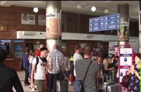 Scandal pe aeroportul din Suceava, după ce avionul cu care peste o sută de pasageri trebuiau să decoleze s-a stricat