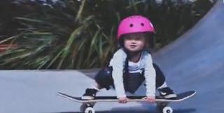 Fetiţă de un an, filmată când merge pe skateboard într-un echilibru perfect