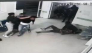 Bătaie cu cuţite la Urgenţe, la spitalul din Roman, surprinsă de camerele de supraveghere