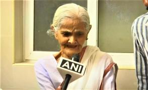 Mama bătrânei de 74 de ani care a născut gemeni abia aşteaptă să-i îngrijească pe copii (Video)