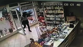 Tânăr din Suceava filmat când fură banii pentru copiii necăjiţi, cu tot cu cutia de donaţii (Video)