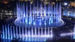 Fântânile din Piaţa Unirii, luminate şi puse în mişcare într-o coregrafie impresionantă