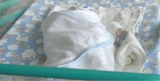 Bărbatul care a vrut să cumpere un copil şi mama bebeluşului, sub control judiciar