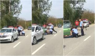Tinerii urmăriţi cu focuri de armă în Maramureş, rupţi în bătaie de un jandarm, deşi erau încătuşaţi (video)
