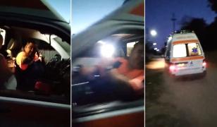 Ambulanțier filmat în timp ce scuipă un bărbat din Galați care acuza că echipajul a venit târziu