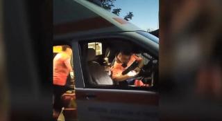 Un bărbat din Galaţi care a sunat la 112 a fost scuipat de ambulanţierul venit în urma apelului