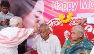 O femeie de 74 de ani din India a născut gemeni, concepuţi prin fertilizare in vitro