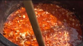 Ceaune cu gulaș și găluște din belșug, la Festivalul Apelor Minerale din Harghita-Băi