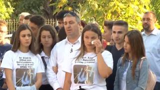 Durere și tăcere apăsătoare în școlile din Caracal. Alexandra și Luiza nu au mai spus "prezent"