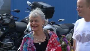 O bunică de 75 de ani a fost singura femeie care a făcut singură înconjurul lumii, pe motocicletă