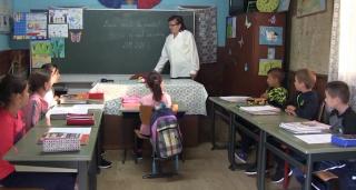 Problemele grave din învățământ: Școală cu cârciumă în curte, mii de elevi folosesc toalete improvizate