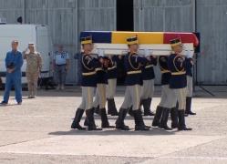 Lacrimi şi multă durere pe Baza Militară 90. Cei doi militari români care au murit în Afganistan au fost repatriaţi
