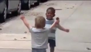 Imagini virale: Doi copii din SUA, prieteni la cataramă la doar doi ani