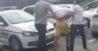 Tânăr din Brașov, reținut după ce a rupt oglinzile autoturismelor dintr-o parcare