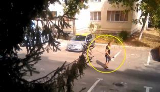 Bătrân bătut cu grebla de un piteştean, pentru că i-a ocupat locul de parcare (Video)