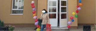 Părinţii copiilor atacaţi cu spray lacrimogen o acuză pe învăţătoarea din Satu Mare de tentativă de omor