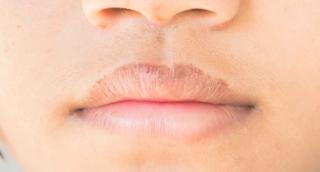 Cum se hidratează buzele în mod corect