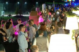 Petrecere cu ștaif pe acoperișul unui mall din București, cu ținute dintre cele mai strălucitoare