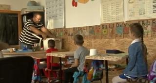 Învățătorul Ion Popescu are șapte elevi, toți de vârste diferite, dar promite că va rămâne la datorie