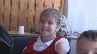 O fetiță fără mâini și picioare, din Bârlad, merge zilnic la școală și e un exemplu pentru profesori și colegi