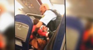 Românul care a făcut scandal într-un avion Londra - Bucureşti ar fi fost drogat