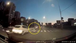 Momentul în care o fetiţă trece pe roşu, după ce o şoferiţă a oprit la trecere, s-o lase să treacă, la Cluj (Video)