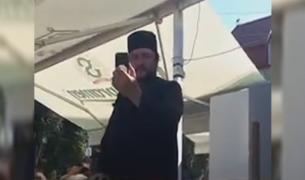 Un bărbat costumat în călugăr, filmat când înjură un taximetrist în Rădăuți, e căutat de poliție