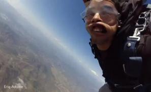 Un pușcaș marin american a leșinat de 3 ori la primul salt cu parașuta (Video)