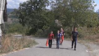 Zeci de elevi din Șopotu Nou merg pe jos kilometri până la școală: ”Trebuie să mergem, să învățăm”