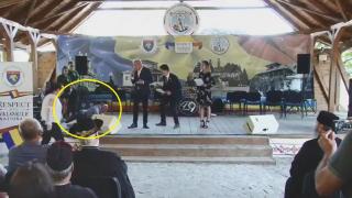 Vicepreşedintele Consiliului Judeţean Argeş a căzut pe scenă, la o decernare de premii (Video)