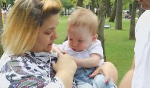 Alexandru, un băiețel de 9 luni, s-a născut cu o malformație şi riscă un blocaj renal