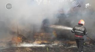 Incendiu puternic la Ungheni, în Argeș, de la o țigară aruncată la întâmplare