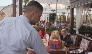 Bacșișul, trecut deja pe nota de plată de unele restaurante, înainte de apariția legii
