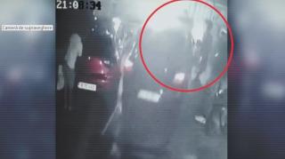 Un șofer a atacat 3 benzinării și o spălătorie în București și pe A2 și a urmărit cu mașina o tânără