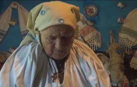 O bătrână de 83 de ani, ultimul meșter opincar din Bistrița-Năsăud, luptă să păstreze tradiția