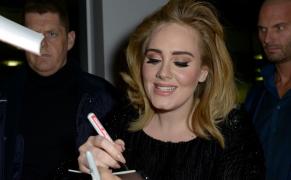 Adele a depus actele pentru divorţ, după ce, în primăvară, s-a separat de soț