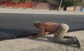 Un bărbat din Bacău a sărutat asfaltul pus pentru prima oară pe drumul comunal (Video)
