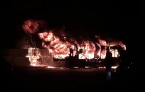 Un autobuz a fost distrus de flăcări, pe o stradă din Galați (Video)