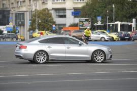 Cei mai mulţi români preferă maşina ca mijloc de transport