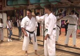 Un campion la arte marţiale din Dâmboviţa predă fetelor cursuri de autoapărare