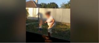 Reacţia mamei filmate când cade în şanţ şi băiatul îi ţine sticla de băutură