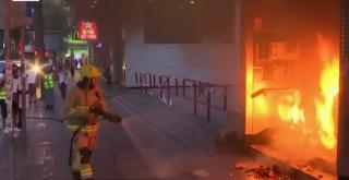 Flăcări și violență pe străzile din Hong Kong. Zeci de mii de oameni au protestat pentru al 15-lea weekend la rând