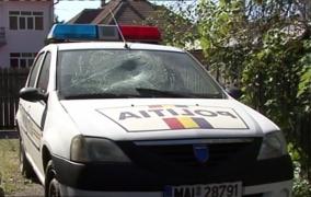 Doi poliţişti din Gorj au fost atacați cu furca de un bărbat furios. Agresorul a fost împușcat