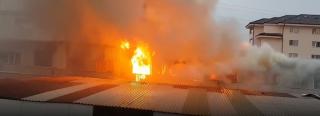 Şapte maşini făcute scrum, după un incendiu la un service din Floreşti (Video)