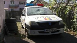 Bărbat din Târgu Jiu împuşcat de 3 ori de poliţişti, în ambele picioare şi în piept, după ce i-a atacat cu o furcă (Video)