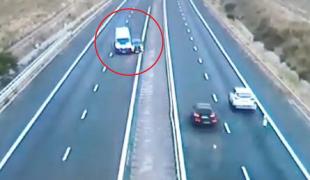 Şoferul unei dubiţe este filmat pe A1 Sibiu - Deva, în timp ce spulberă totul în cale (Video)