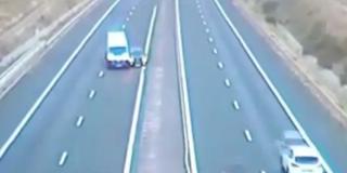 Momentul în care şoferul unei dube spulberă totul în cale pe Autostrada Sibiu-Deva (Video)