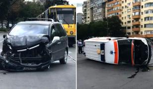 Ambulanţă care transporta o femeie în comă, accident grav în Ploieşti