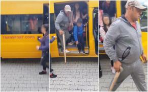 Bărbat din Bistriţa, filmat cum coboară cu un topor dintr-un microbuz şcolar, plin cu copii (Video)