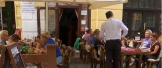 Tot mai mulţi patroni de restaurante din România includ bacşişul în nota de plată